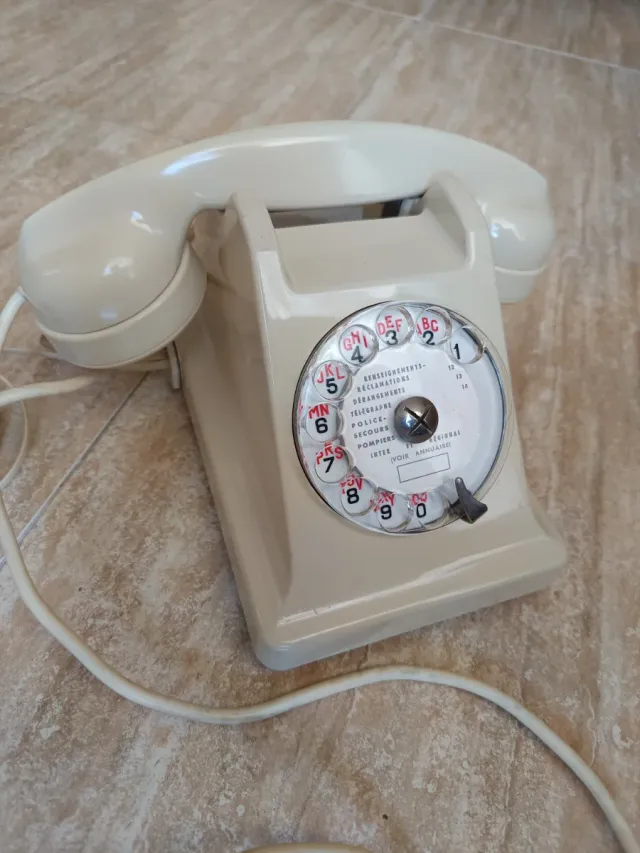 Teléfono antiguo baquelita blanco