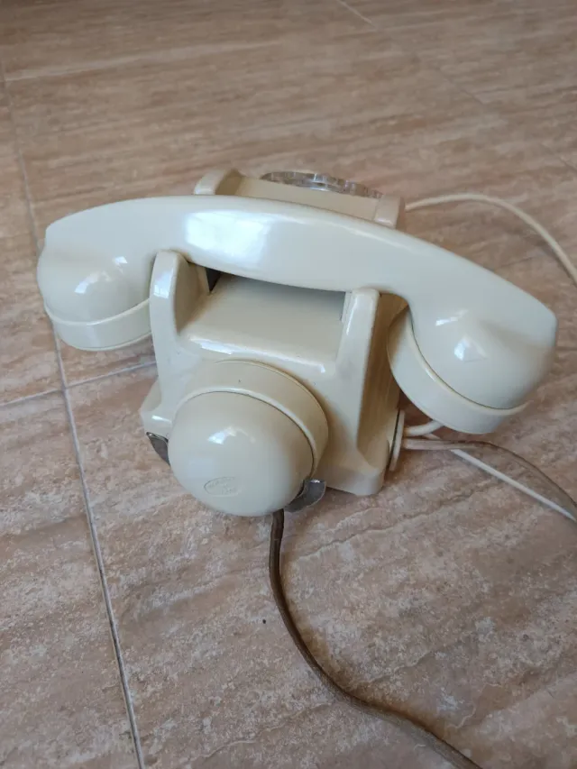 Teléfono antiguo baquelita blanco