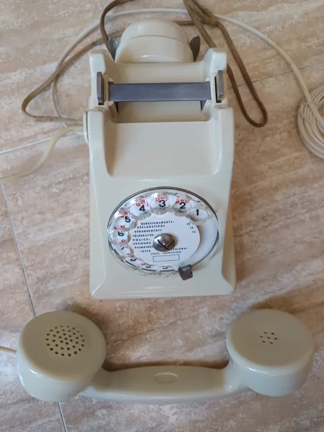 Teléfono antiguo baquelita blanco