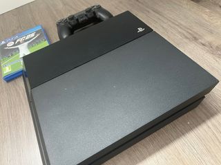 PS4 (PlayStation 4) Negra + FIFA 25
