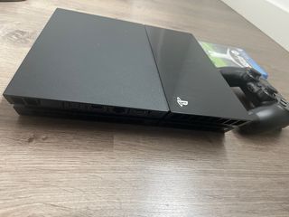 PS4 (PlayStation 4) Negra + FIFA 25