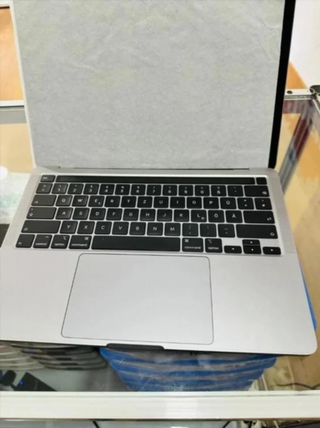 MacBook Pro 2020 8GB RAM i5 Plata