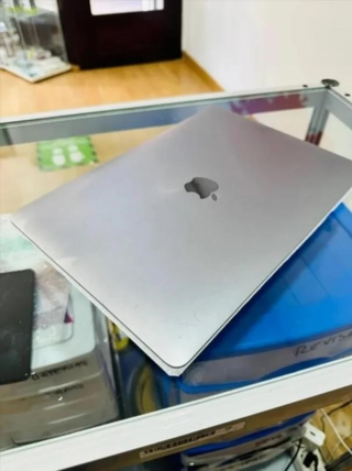 MacBook Pro 2020 8GB RAM i5 Plata