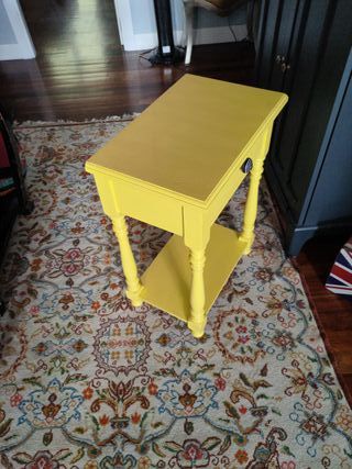 Mesita de noche de madera amarilla