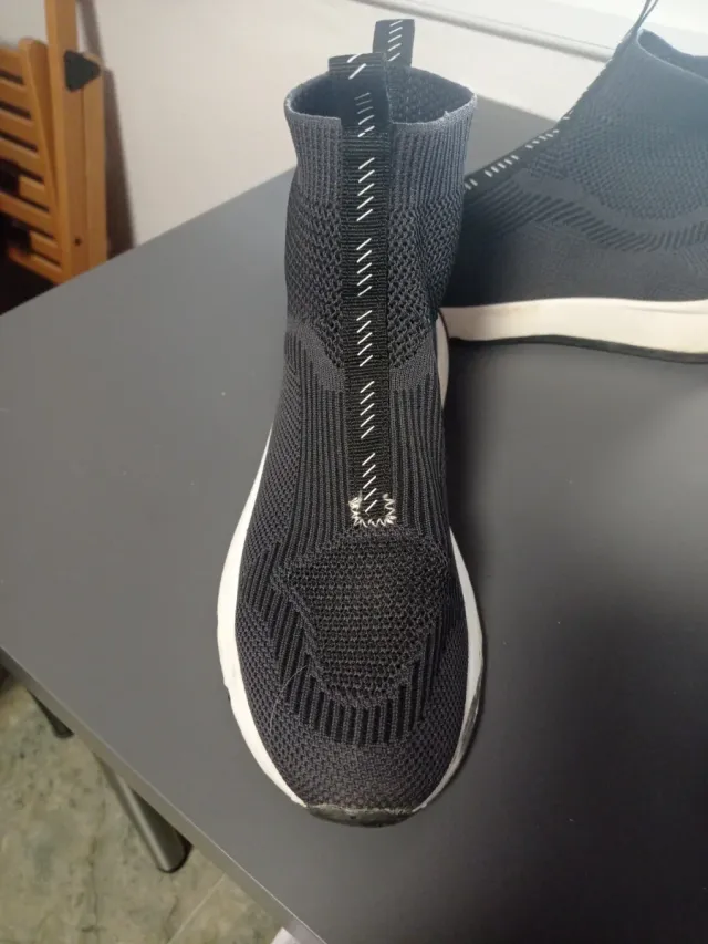 Zapatillas botín negras y blancas