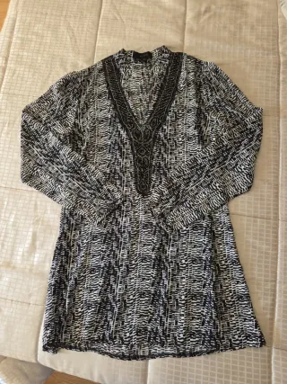 Vestido estampado con pedrería