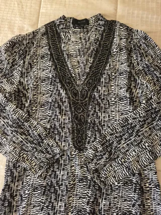 Vestido estampado con pedrería