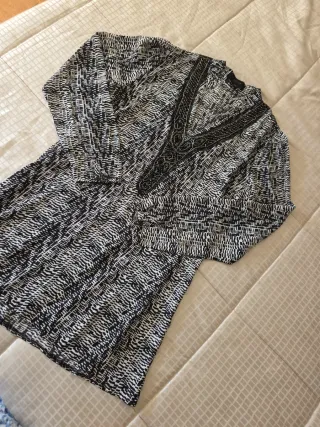 Vestido estampado con pedrería