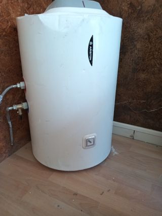 Termo Ariston blanco sin utilizar está golpeado