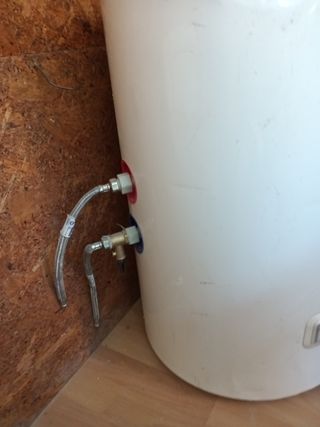 Termo Ariston blanco sin utilizar está golpeado
