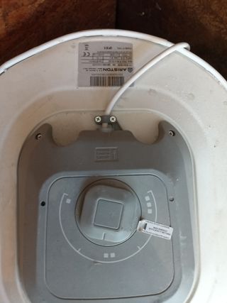 Termo Ariston blanco sin utilizar está golpeado