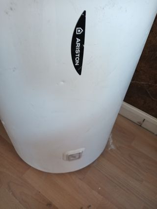 Termo Ariston blanco sin utilizar está golpeado