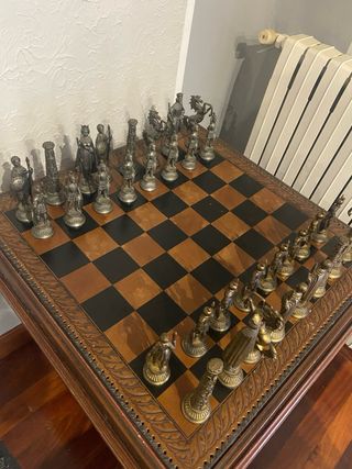 Ajedrez de metal con figuras detalladas