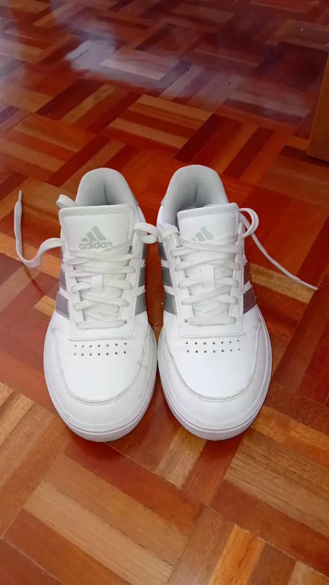 Zapatillas Adidas Blancas y Plateadas