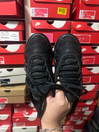 Nike Air Max Plus Negro y Dorado