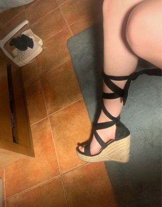 Cuñas negras con esparto