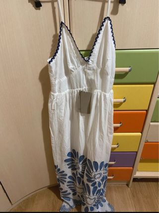 Vestido blanco con flores azules