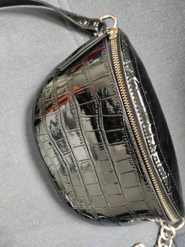 Bolso de charol efecto cocodrilo