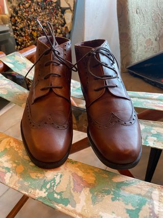 Stivaletti eleganti brogue in pelle marrone