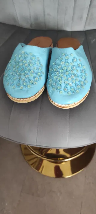 Chanclas azules con adornos dorados,de marruecos 