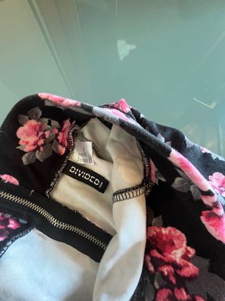 Falda H&M floral negra y rosa