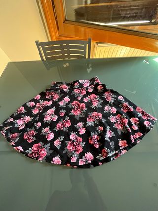 Falda H&M floral negra y rosa