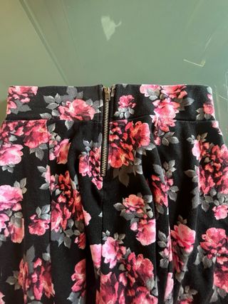 Falda H&M floral negra y rosa