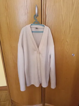 Chaqueta de punto beige con botones
