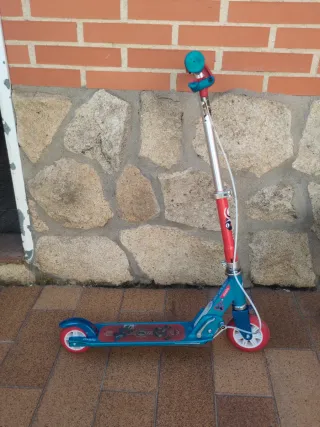 Patinete infantil Decathlon azul y rojo