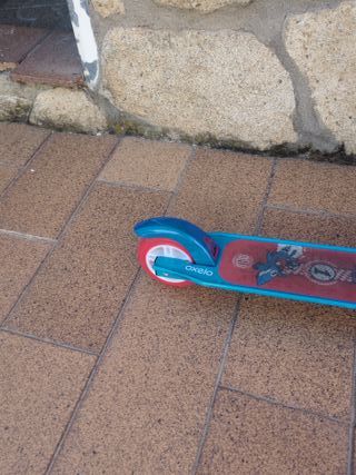 Patinete infantil Decathlon azul y rojo