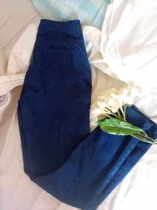 Camisa blanca bordada y pantalón azul