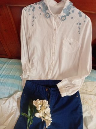Camisa blanca bordada y pantalón azul