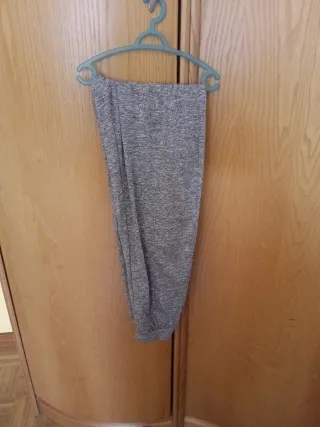 Pantalón gris con bolsillos