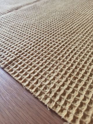 Pieza grande de waffle color mostaza