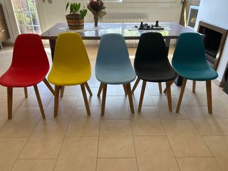 5 sedie nordiche in plastica e legno