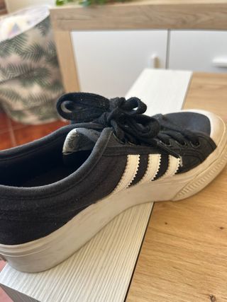 Tenis Adidas Negros con Blanco