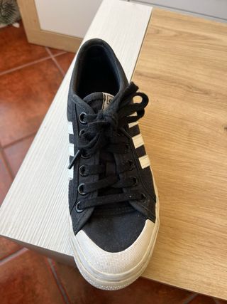 Tenis Adidas Negros con Blanco
