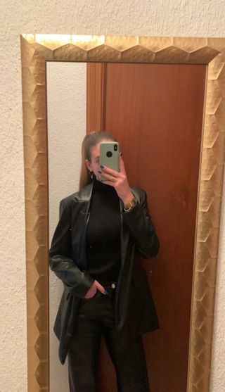 Americana de cuero negra