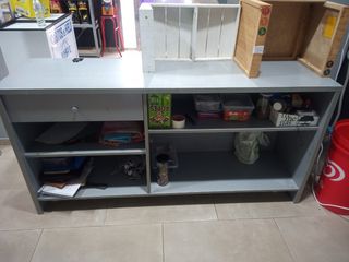 Mostrador gris y blanco