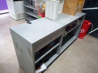 Mostrador gris y blanco