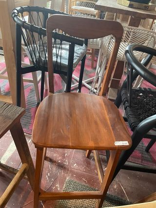 Sgabello alto in teak con schienale