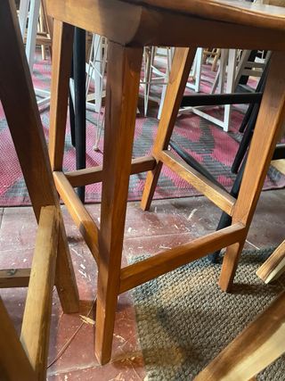Sgabello alto in teak con schienale