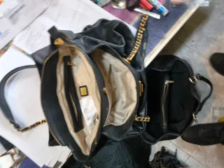 Bolso Guess Negro Dorado auténtico