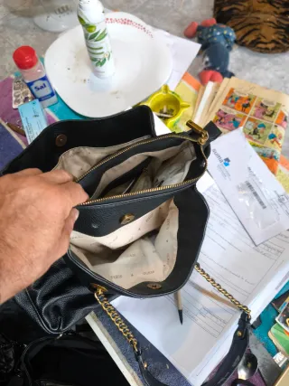 Bolso Guess Negro Dorado auténtico