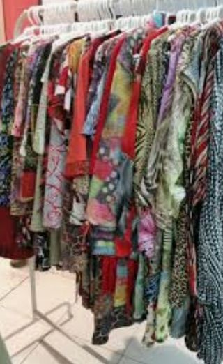 29 kilos ropa usada de marca de mujer 