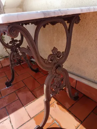 Mesa antigua de mármol y metal