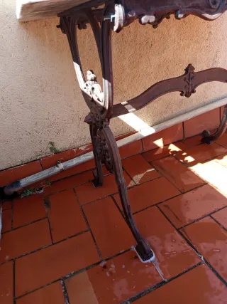 Mesa antigua de mármol y metal