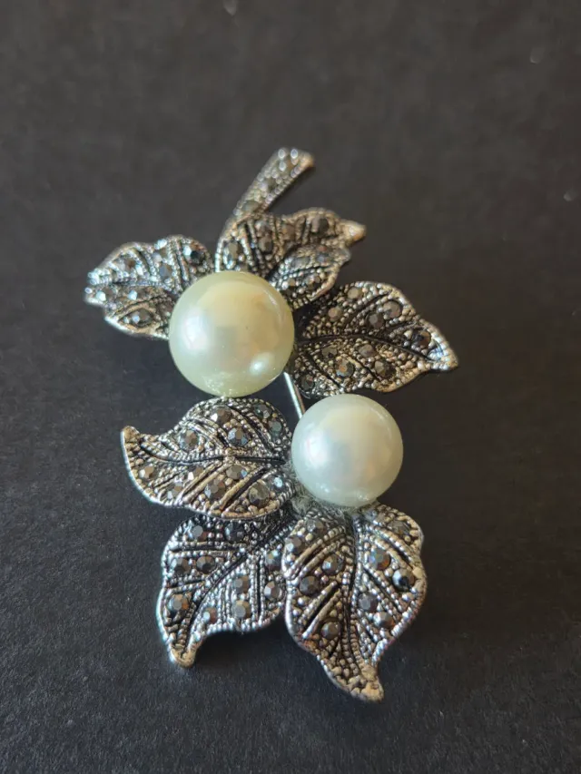 Broche floral con perlas