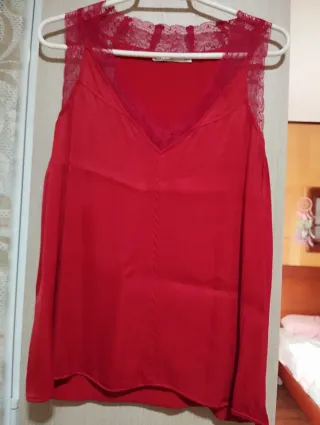 Camiseta roja con encaje