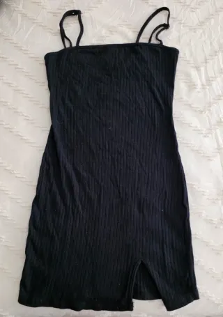 Vestido negro mini con abertura